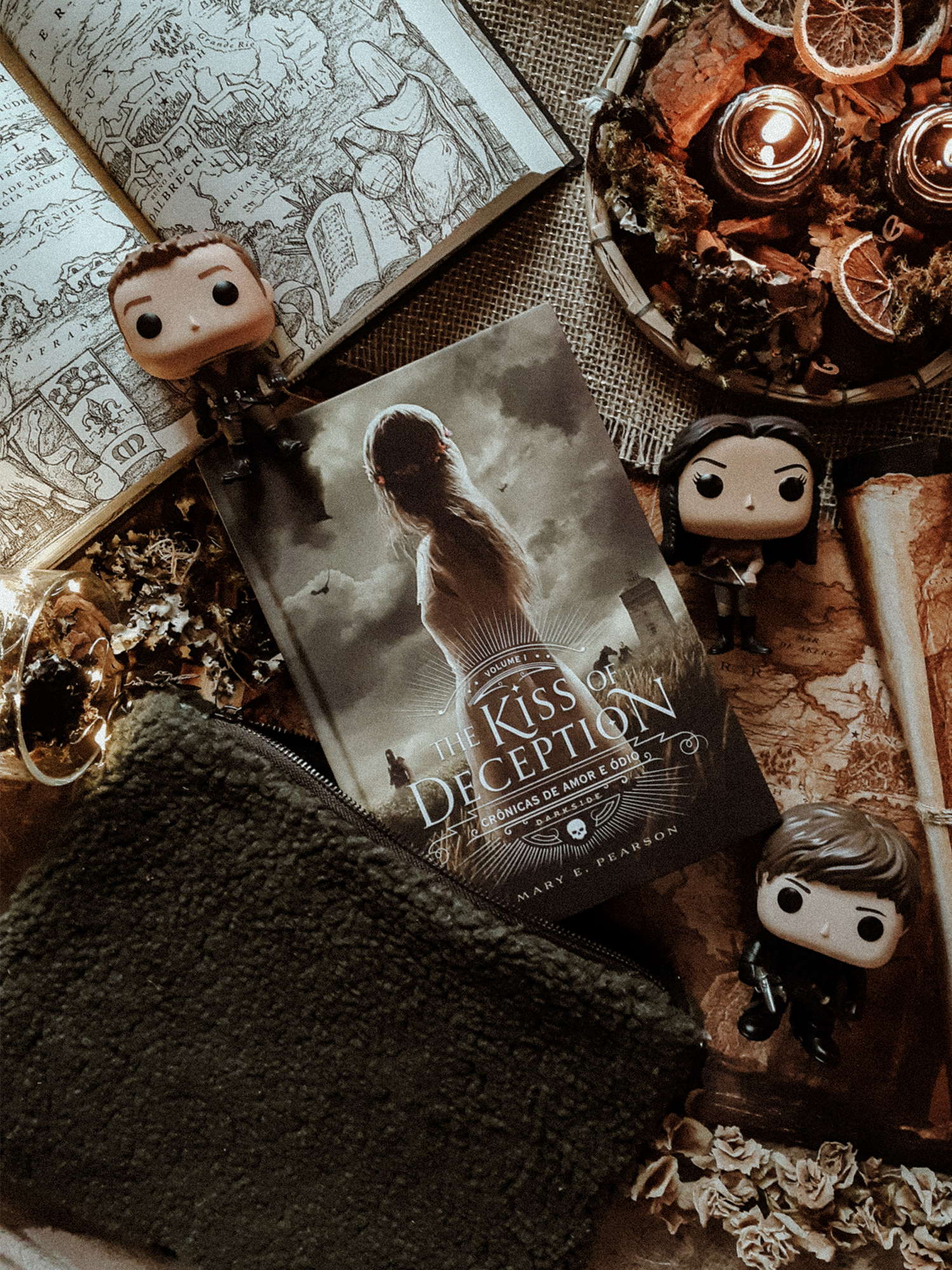 foto de capa do post de resumo do livro The Kiss of Deception, de Mary E. Pearson