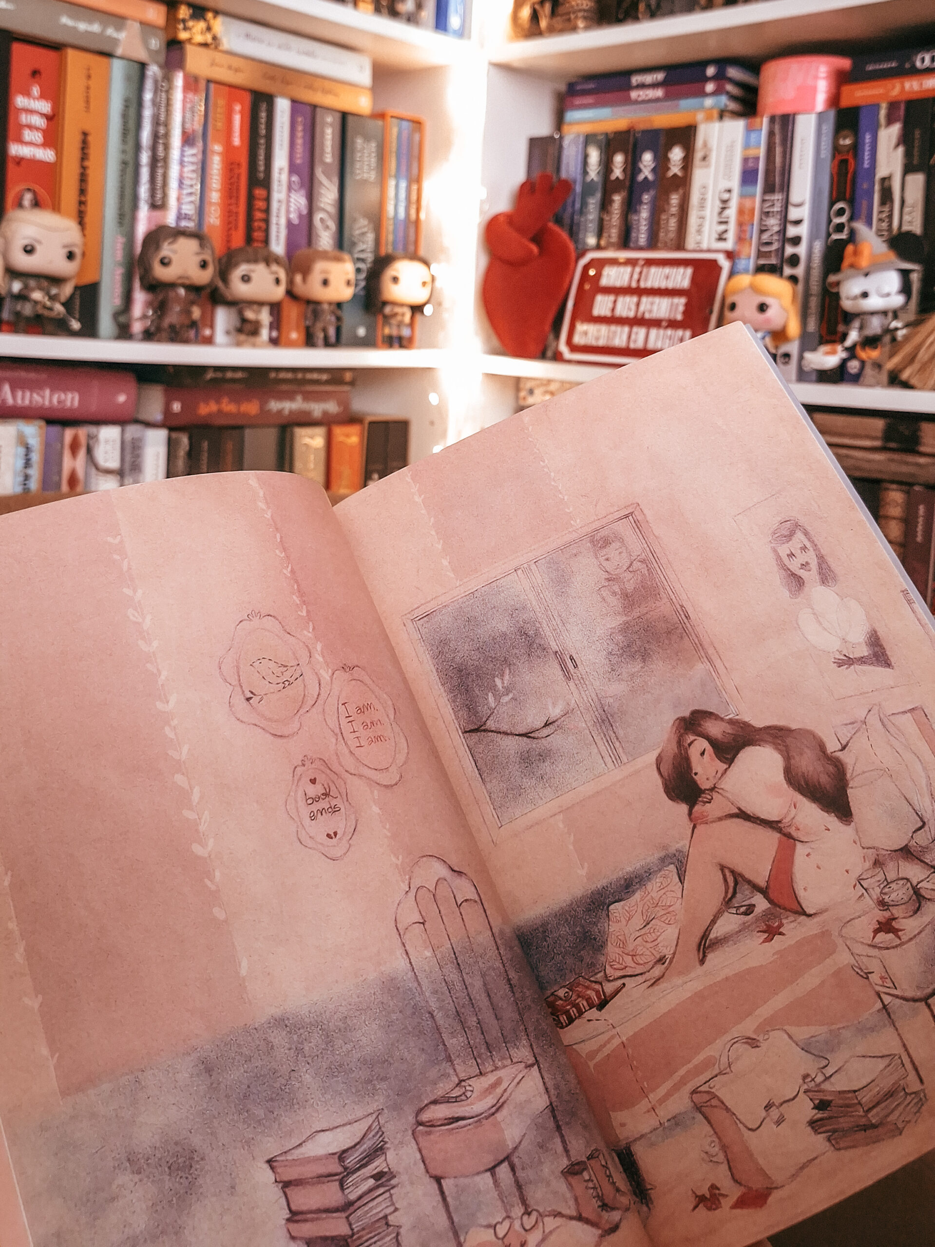 Em destaque está uma HQ aberta, ao fundo uma estante de livros, exemplificando a lista de HQs nacionais para aquecer o coração.