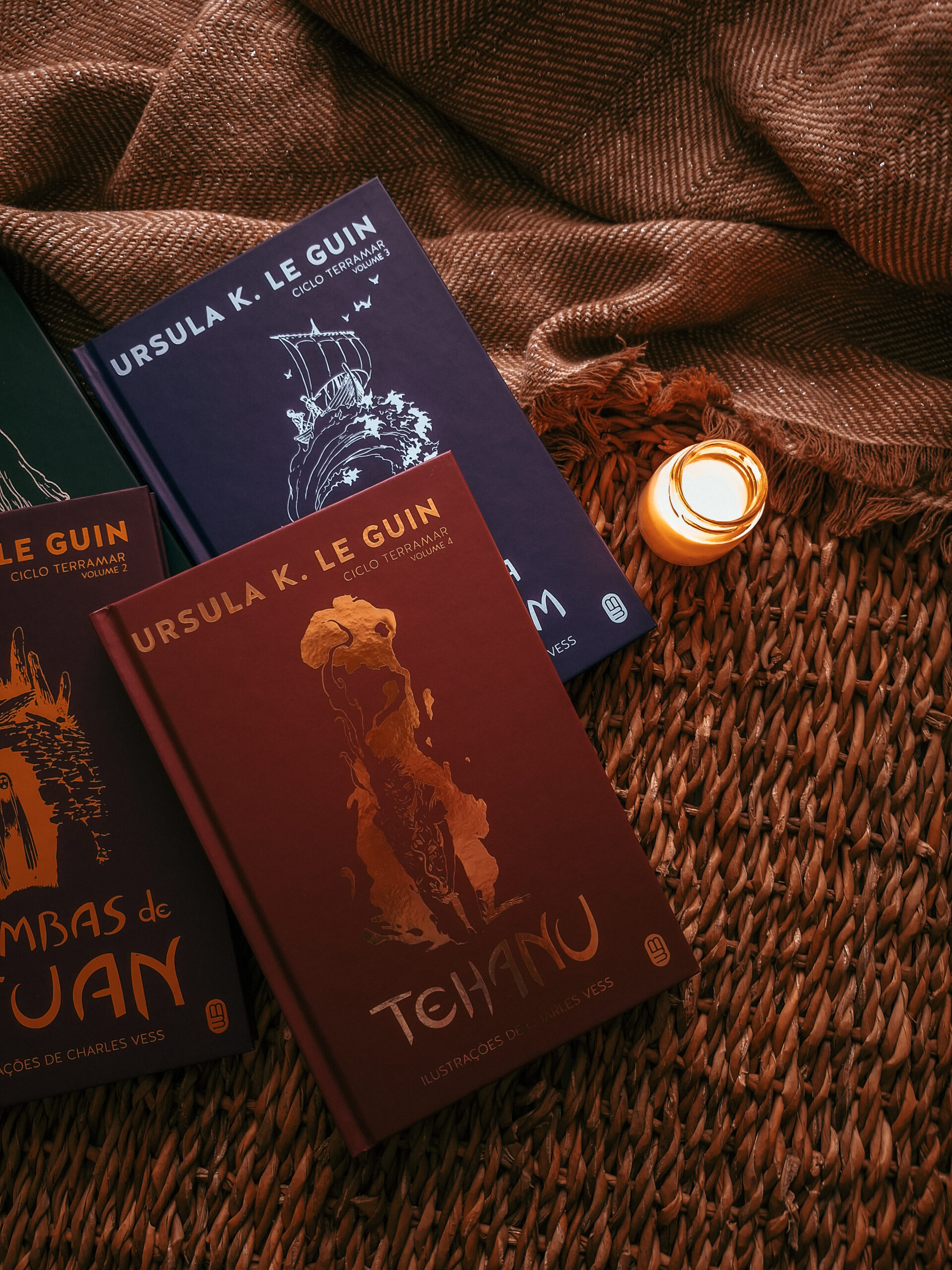 Cenário de livro mostrando os livros do Ciclo Terramar para exemplificar as curiosidades de Tehanu.